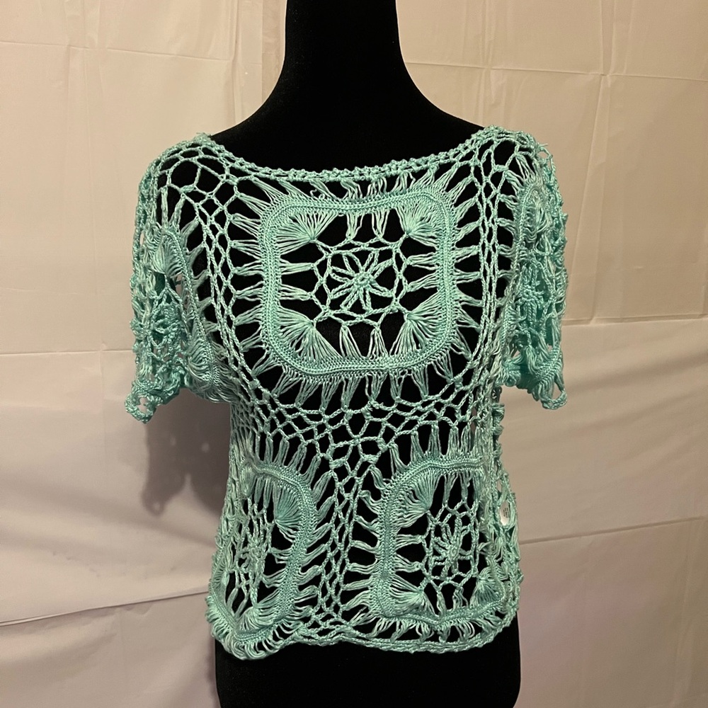 Maurices Green Cropped Cut Out Blouse